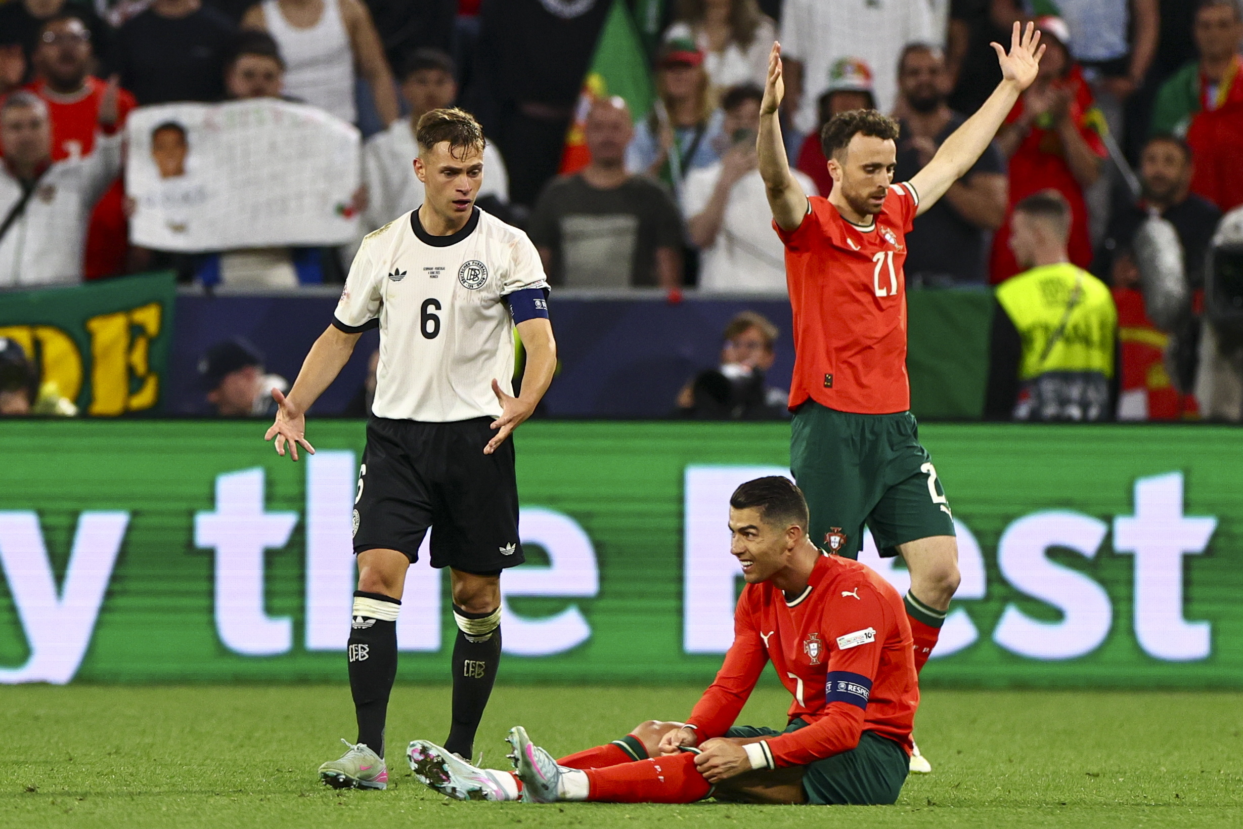 关于葡萄牙战平土耳其，小组出线形势岌岌可危的信息