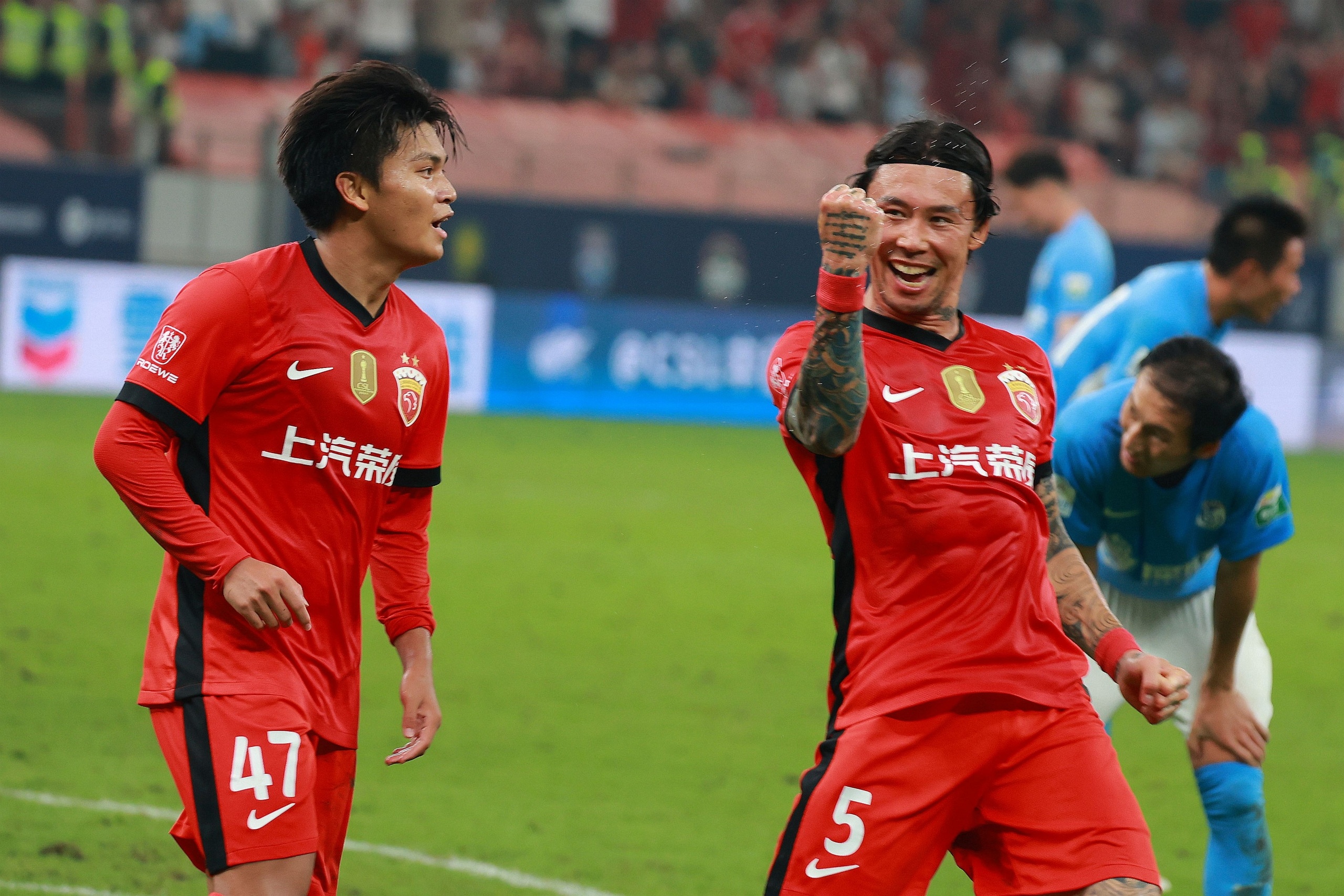 包含精彩交锋：球队斗志高昂，士气高涨的词条