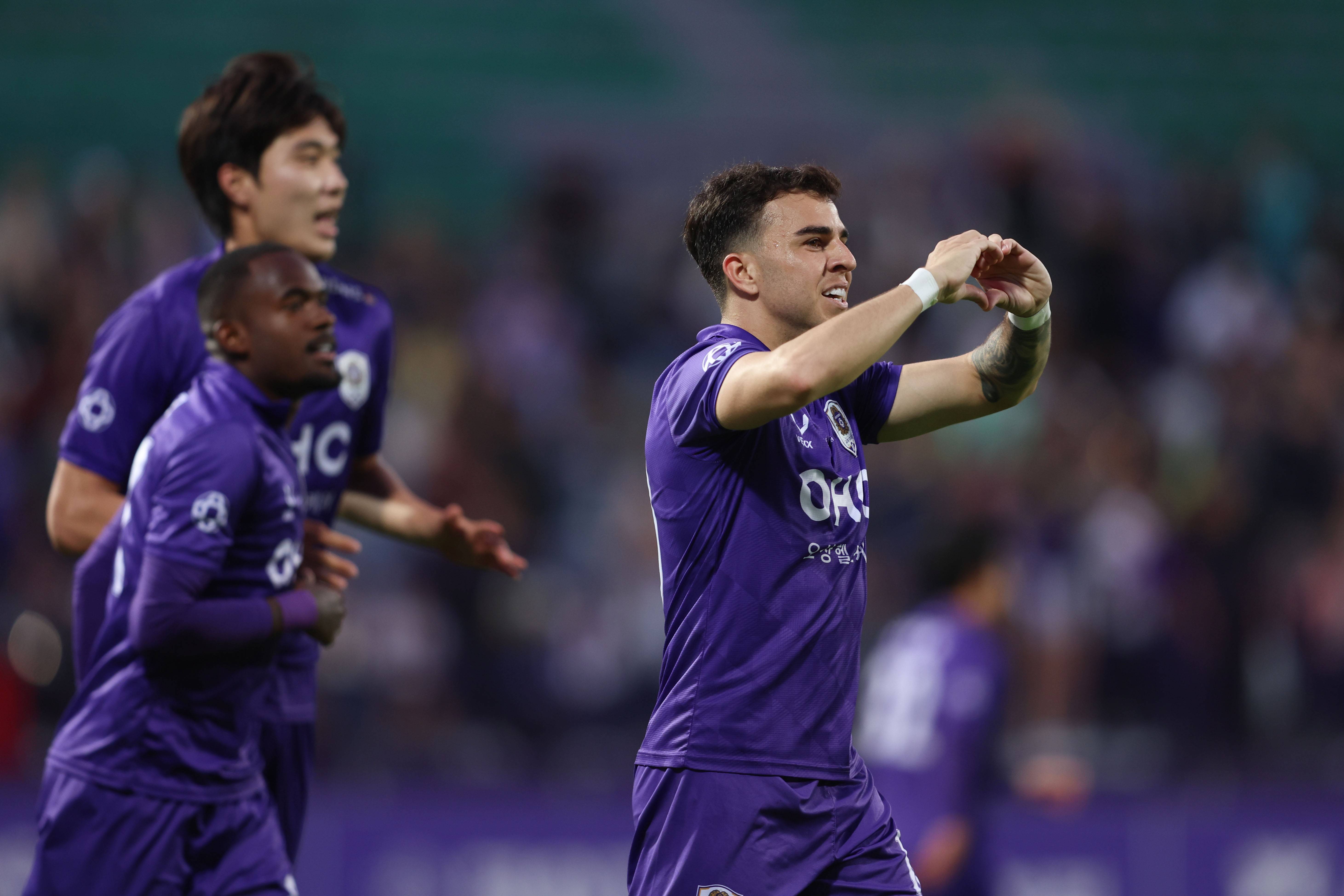 包含精彩交锋：球队斗志高昂，士气高涨的词条