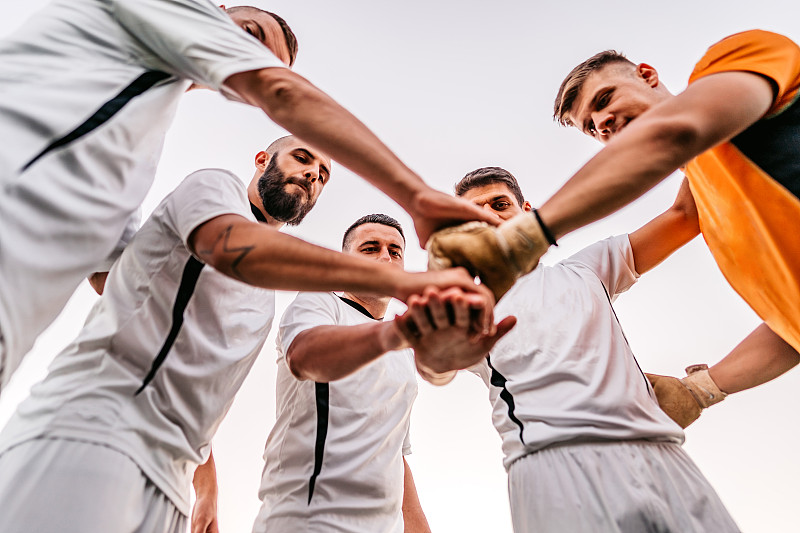 勇敢的运动员们在足球场上奋勇争先 勇敢的运动员们在足球场上奋勇争先