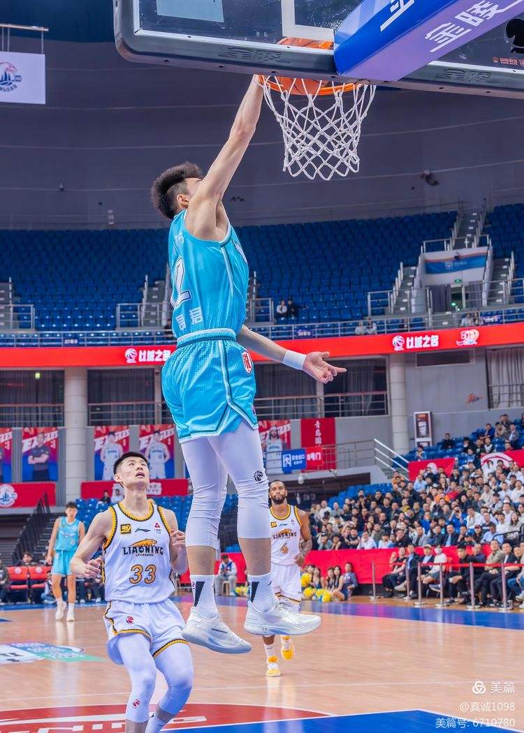 篮球赛局激烈，球员们表现出顽强意志