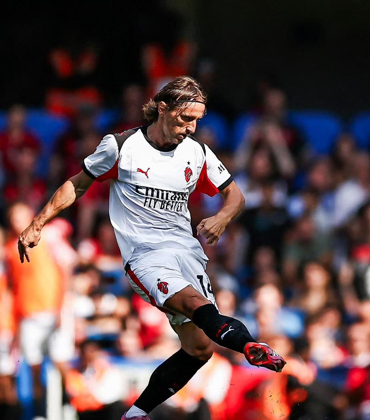 关于智利碾压瑞士，莫德里奇完成帽子戏法的信息