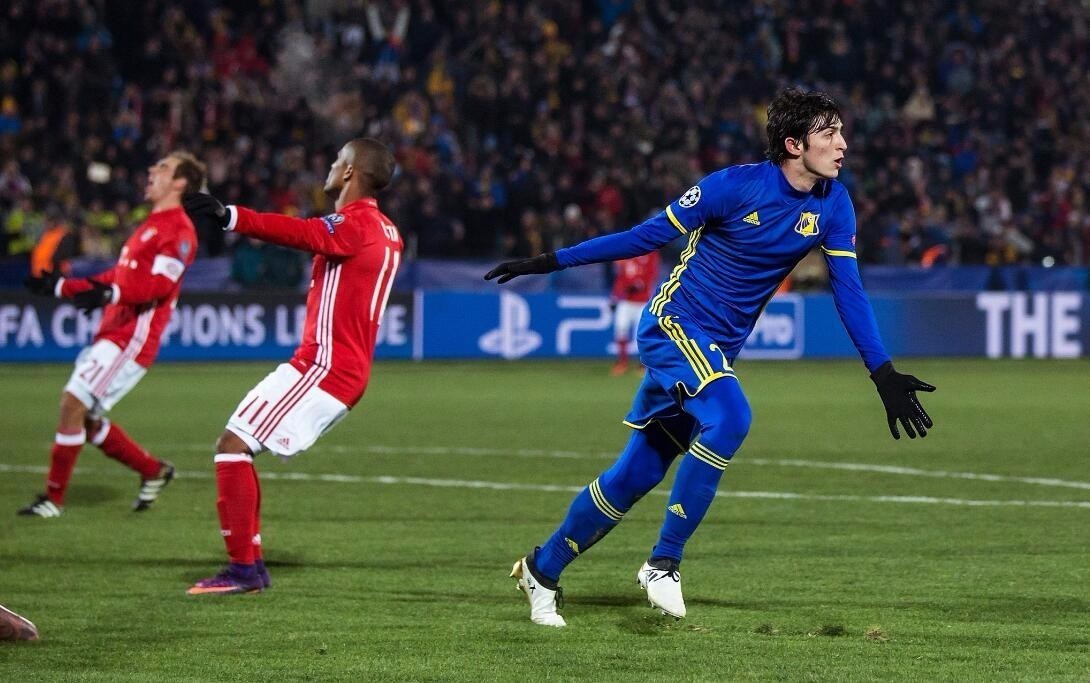 沙尔克战平门兴格拉德巴赫，难分胜负的简单介绍