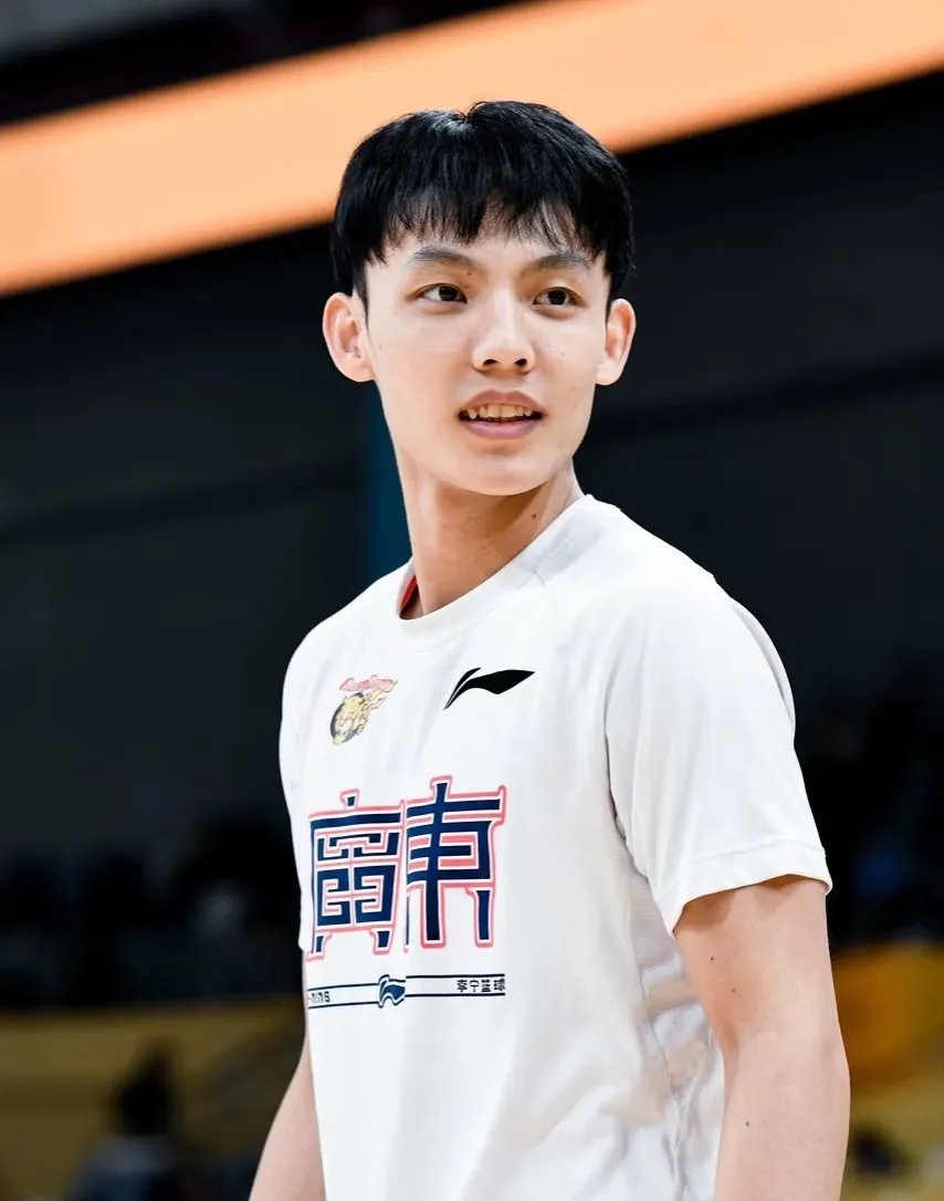 热门话题!篮球联赛最受关注球员一览的简单介绍 热门话题!篮球联赛最受关注球员一览的简单介绍