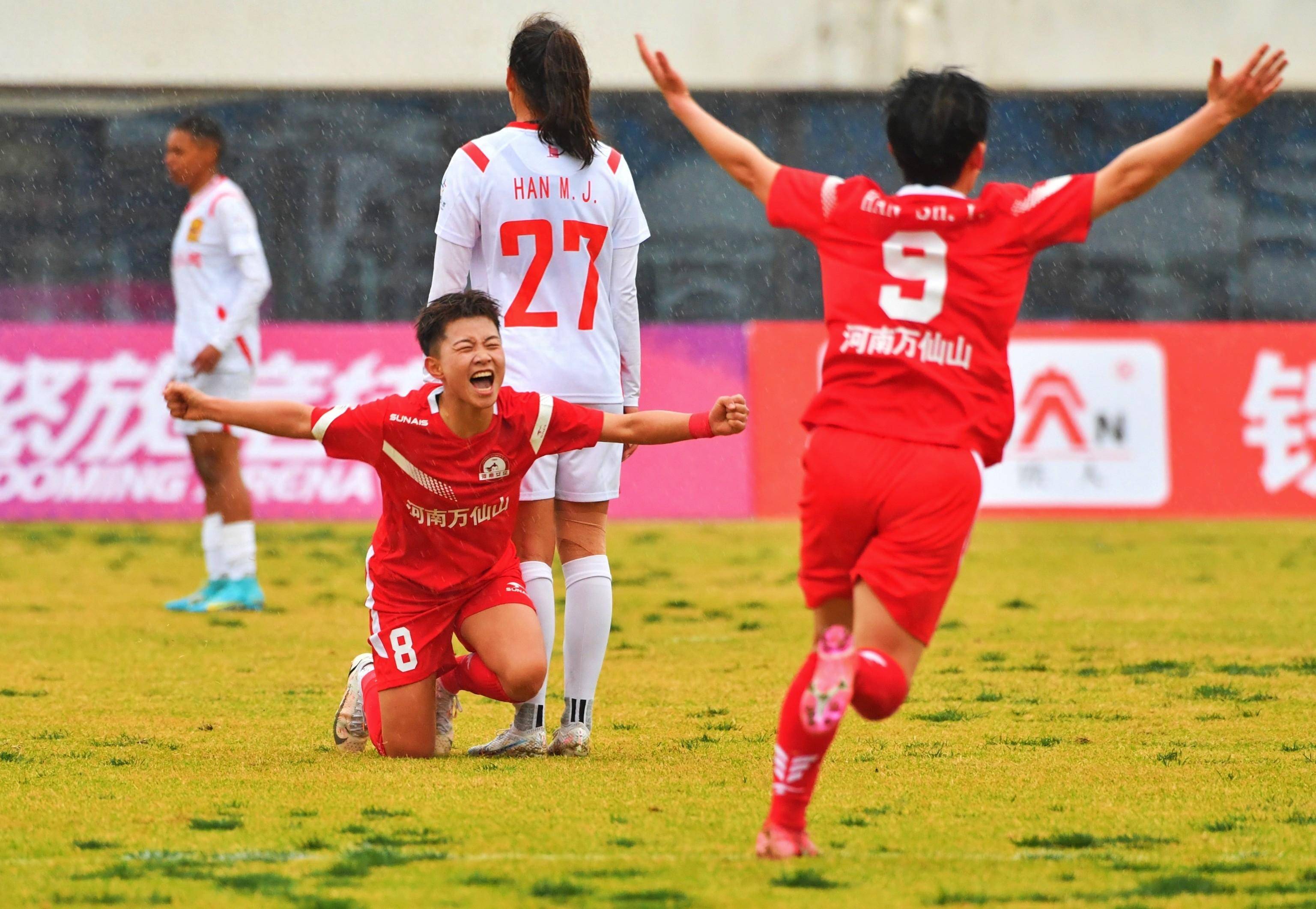 包含河南建业女足进行战术调整，备战下一场比赛的词条