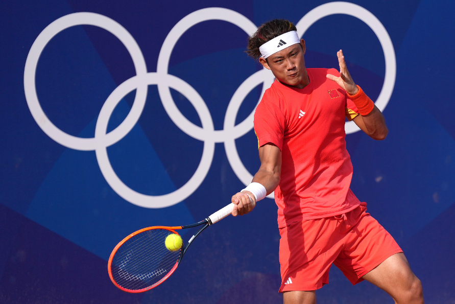 一位球员在比赛中表现出色，成为焦点人物