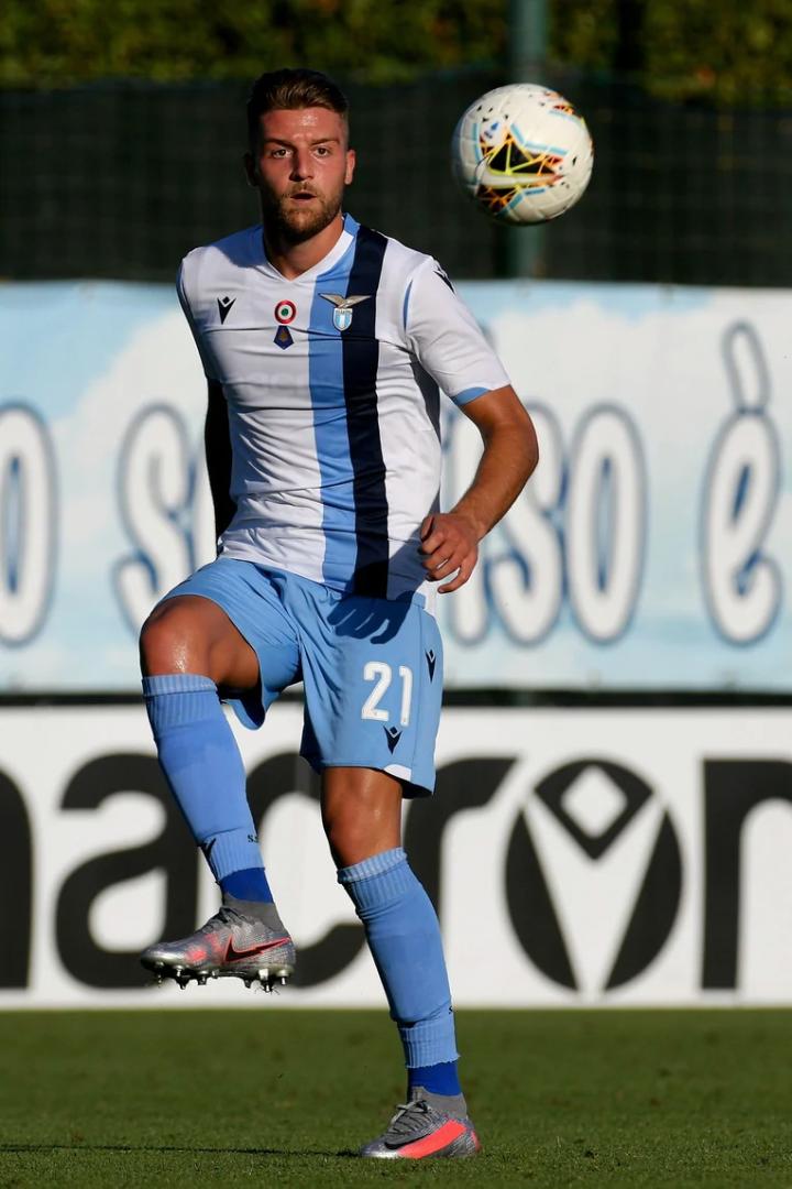 关于拉齐奥前锋梅开三度，扬威赛场的信息