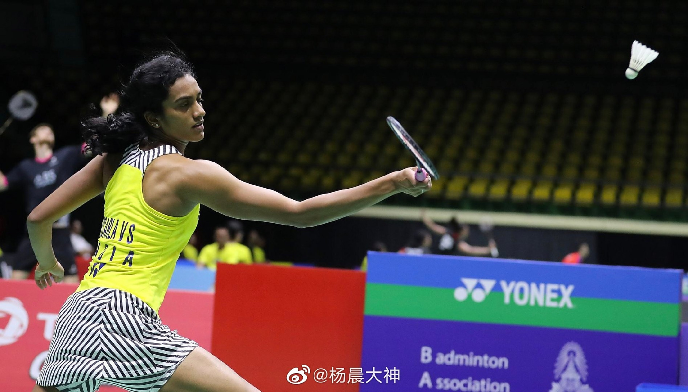 包含印尼羽毛球队轻取英格兰羽毛球队，辛杜统治全场的词条