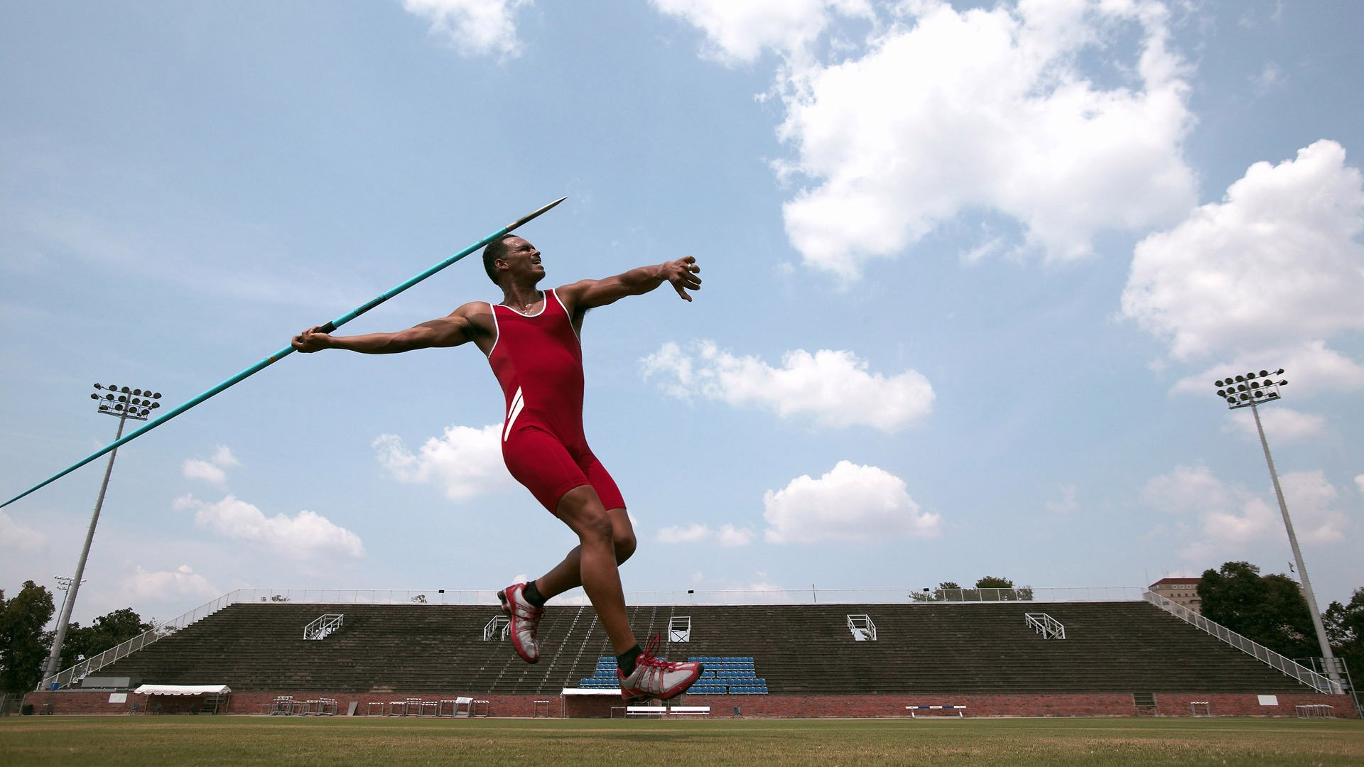 赛道上的逆袭，红牛二队如何翻盘红牛车队，阿隆索的高光时刻